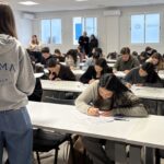 Estudiantes realizando pruebas de aptitud en ADEMA para grados universitarios