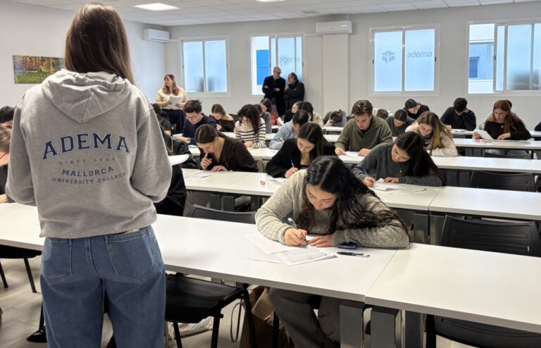 Estudiantes realizando pruebas de aptitud en ADEMA para grados universitarios