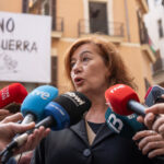 Francina Armengol hablando ante los medios con un cartel de No a la guerra detr&aacute;s.
