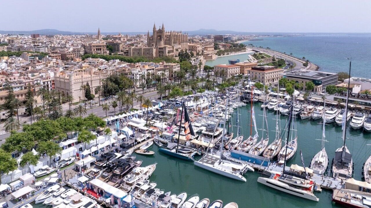 Vista panor&aacute;mica del puerto de Palma con yates y edificios hist&oacute;ricos