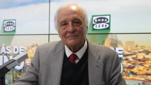 Retrato de Ra&uacute;l del Pozo en un estudio de televisi&oacute;n.