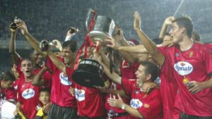 Jugadores del RCD Mallorca celebrando la Copa del Rey en 2003