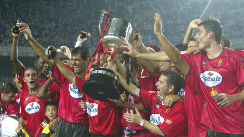 Jugadores del RCD Mallorca celebrando la Copa del Rey en 2003