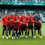 Equipo del RCD Mallorca posando en el campo tras una derrota