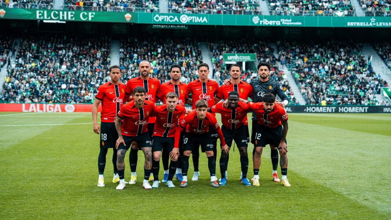 Equipo del RCD Mallorca posando en el campo tras una derrota