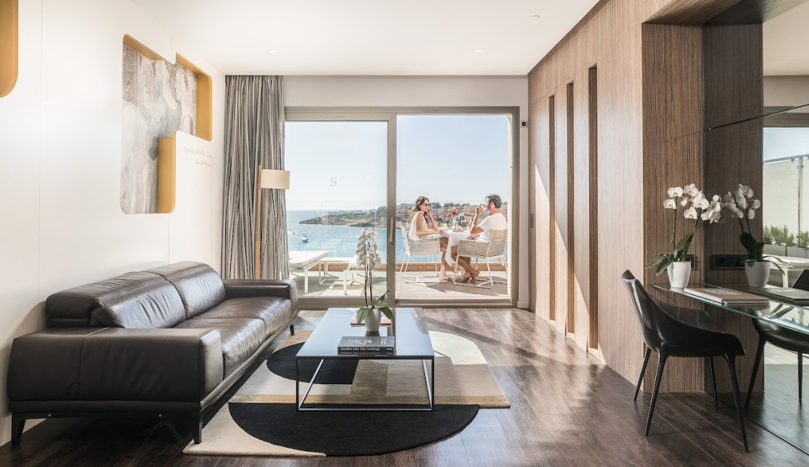 Interior de un hotel Pure Salt con vista al mar en Mallorca
