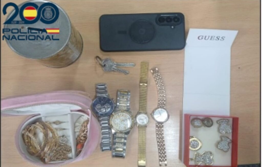 Objetos recuperados tras un robo, incluyendo joyas y un tel&eacute;fono m&oacute;vil.