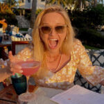 Reese Witherspoon celebrando su cumplea&ntilde;os con un c&oacute;ctel en la mano