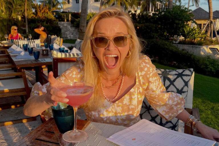 Reese Witherspoon celebrando su cumplea&ntilde;os con un c&oacute;ctel en la mano