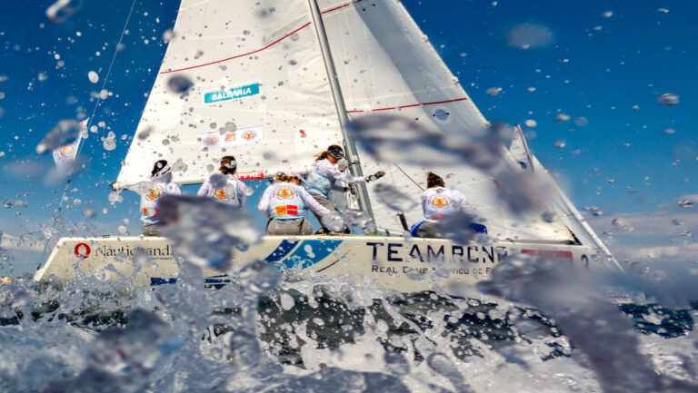 Embarcaciones compitiendo en la Sailor King's Training League en el mar