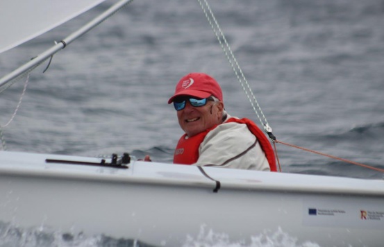 Regatista sonriente en la Marina Port Andratx durante una competición de vela.