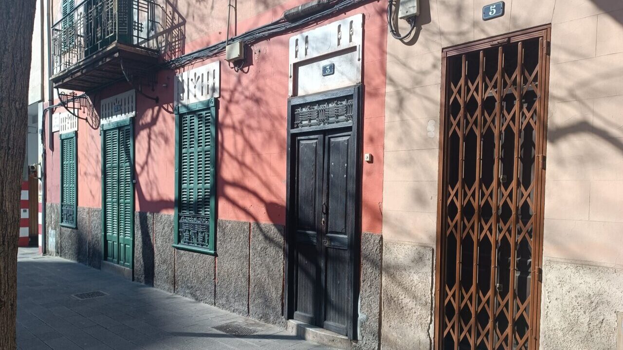 Fachada de una vivienda en Palma relacionada con un operativo antiterrorista