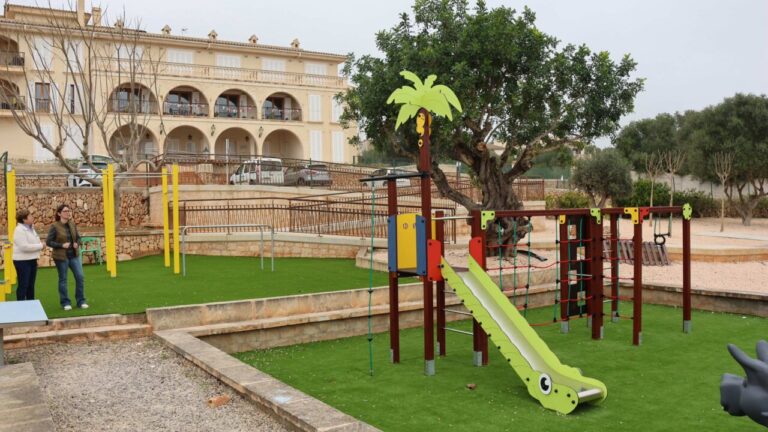 Zona de juegos infantiles renovada en el parque de Sa Resid&egrave;ncia