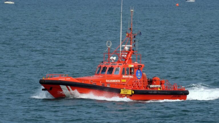 Embarcaci&oacute;n de Salvamento Mar&iacute;timo en el mar cerca de Mallorca