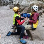 Bomberos atendiendo a una excursionista herida en un cañón