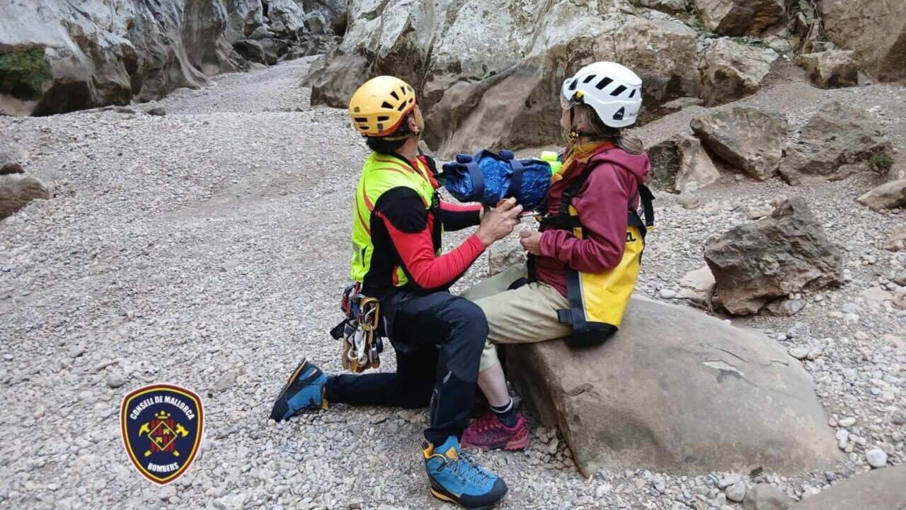 Bomberos atendiendo a una excursionista herida en un ca&ntilde;&oacute;n