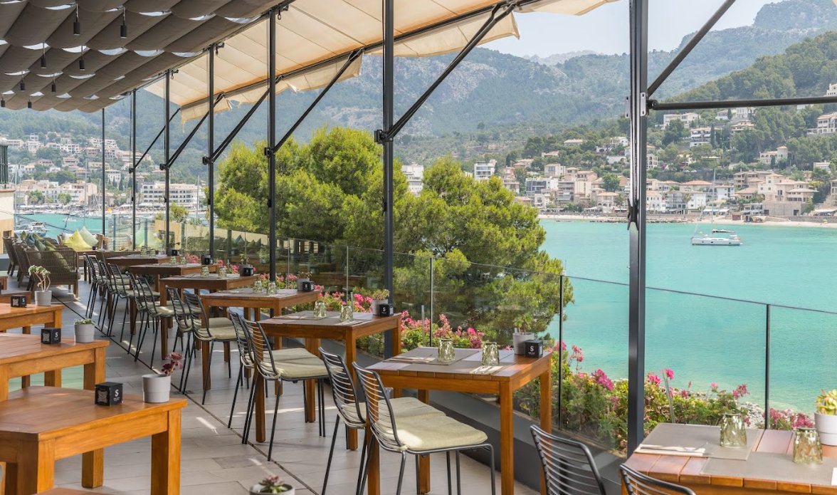 Terraza del restaurante Pure Salt con vista al mar y mesas preparadas