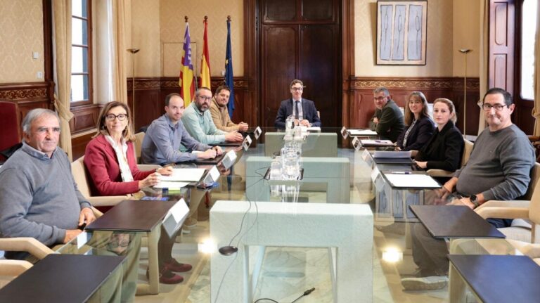Reuni&oacute;n entre agricultores y representantes del gobierno de Baleares