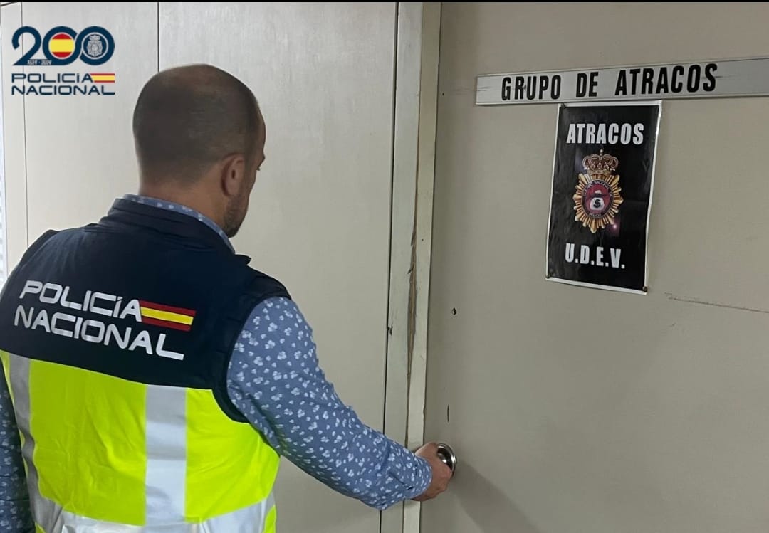 Polic&iacute;a Nacional frente a la puerta del grupo de atracos.
