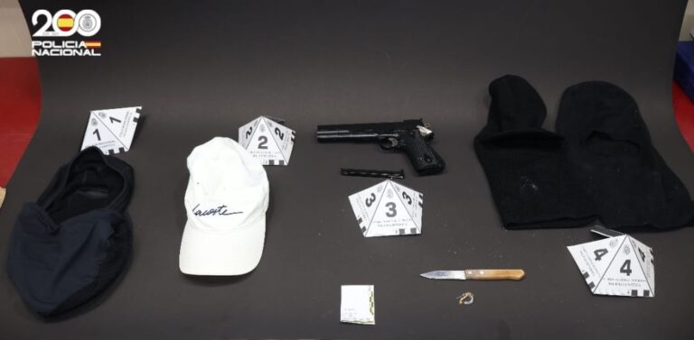 Objetos recuperados en investigaci&oacute;n de robo de veh&iacute;culos de alta gama