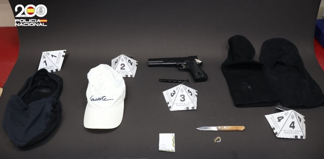 Objetos recuperados en investigaci&oacute;n de robo de veh&iacute;culos de alta gama