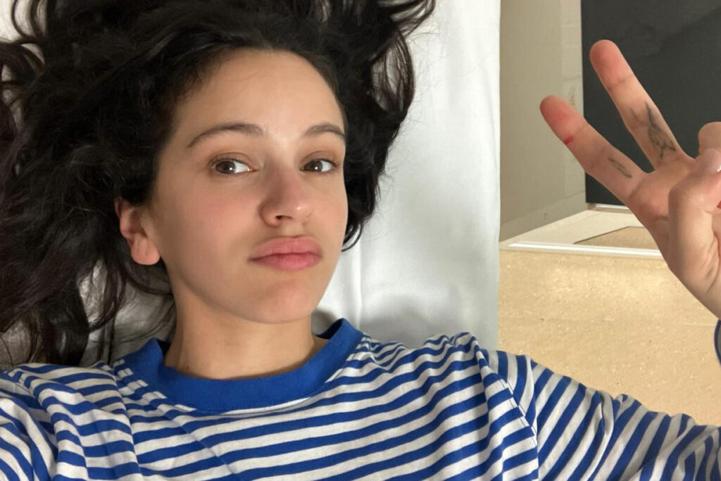 Rosal&iacute;a en una selfie con gesto de paz y expresi&oacute;n seria