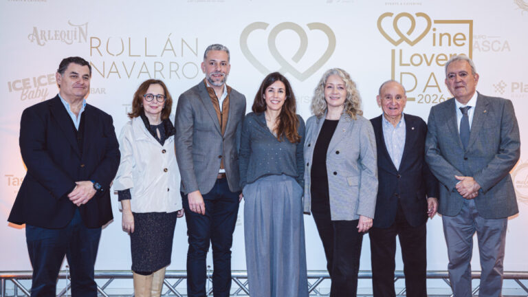 Foto de grupo en el evento Wine Lovers Day con expositores y asistentes
