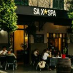 Exterior del restaurante Sa Xispa en Manacor con clientes disfrutando