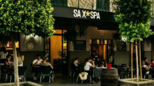 Exterior del restaurante Sa Xispa en Manacor con clientes disfrutando