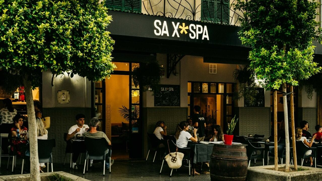 Exterior del restaurante Sa Xispa en Manacor con clientes disfrutando