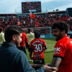 Samu Abdon celebra victoria con compañeros tras partido contra Espanyol