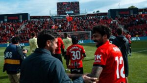 Samu Abdon celebra victoria con compa&ntilde;eros tras partido contra Espanyol