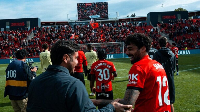 Samu Abdon celebra victoria con compañeros tras partido contra Espanyol
