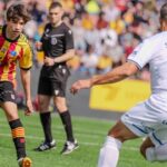 Jugadores en un partido de fútbol entre Sant Andreu y ATB