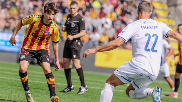 Jugadores en un partido de f&uacute;tbol entre Sant Andreu y ATB