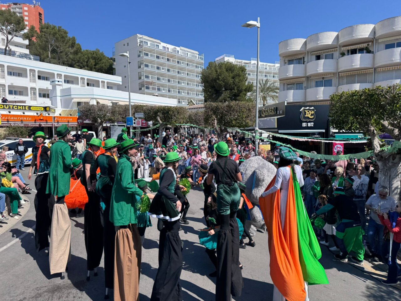 Celebraci&oacute;n de Saint Patrick en Santa Pon&ccedil;a con disfraces y m&uacute;sica