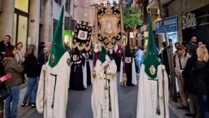 Cofrades en la procesi&oacute;n de la Semana Santa en Palma con estandartes