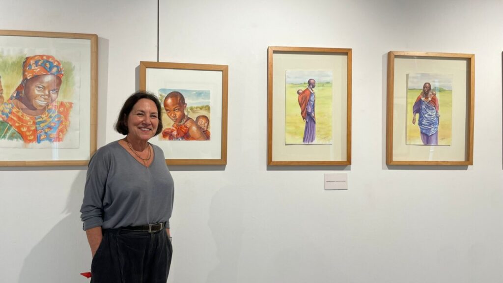 Soledad Jim&eacute;nez-Villarejo junto a sus acuarelas en una exposici&oacute;n