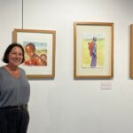 Soledad Jim&eacute;nez-Villarejo junto a sus acuarelas en una exposici&oacute;n