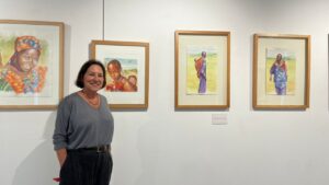 Soledad Jim&eacute;nez-Villarejo junto a sus acuarelas en una exposici&oacute;n