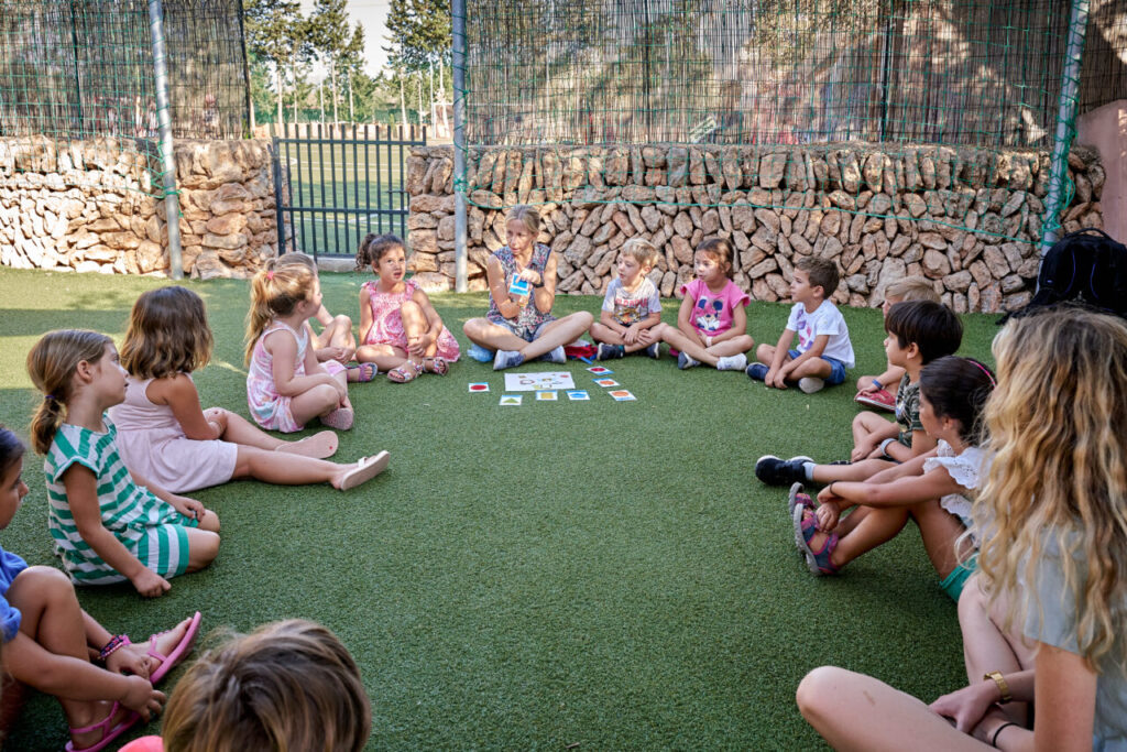 Ni&ntilde;os participando en actividades educativas al aire libre en verano