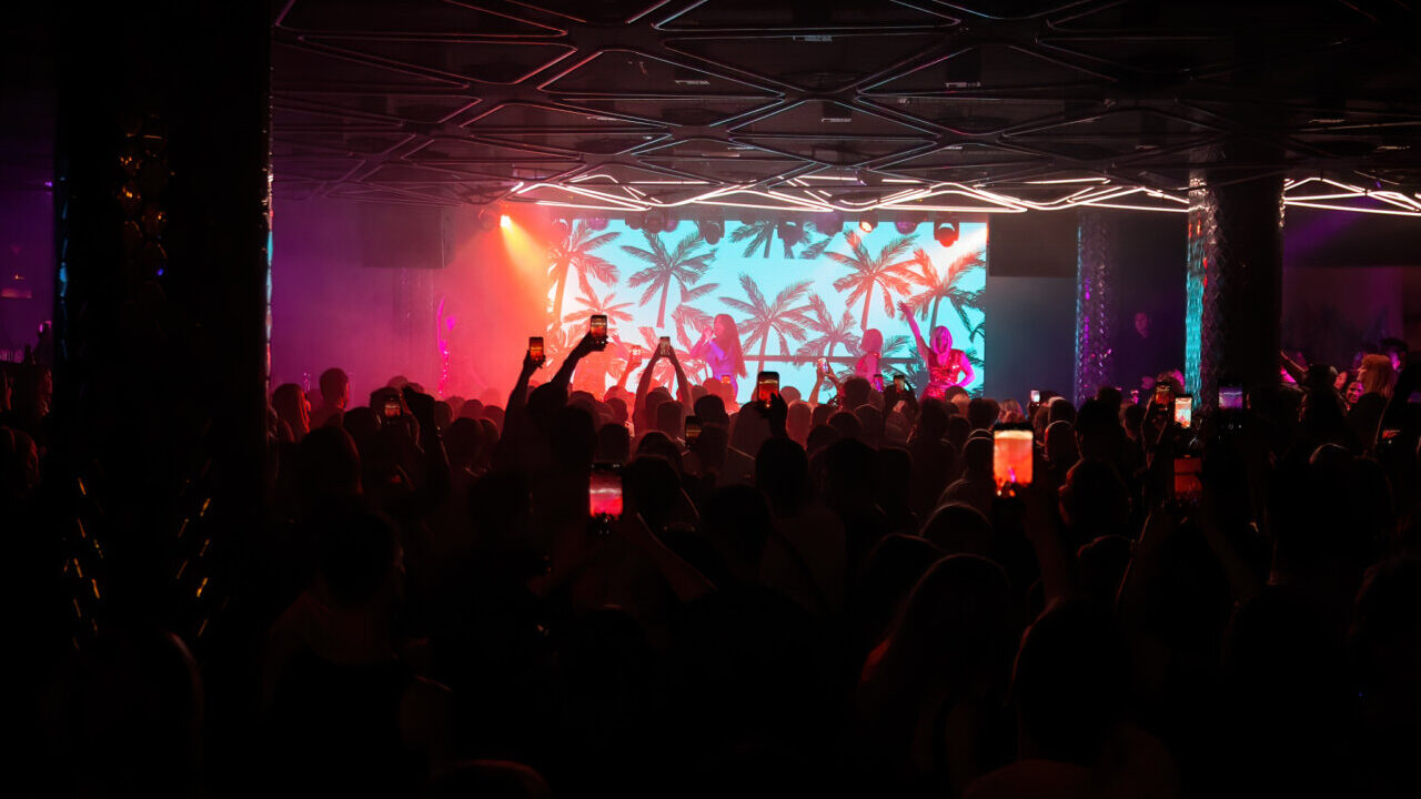 Evento de tardeo en Titos Calvi&agrave; Beach con p&uacute;blico disfrutando