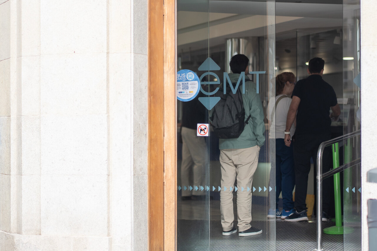 Personas esperando en la entrada de la EMT en Mallorca