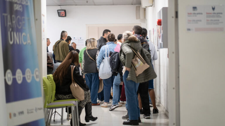 Personas en la sala de espera de la Tarjeta &Uacute;nica