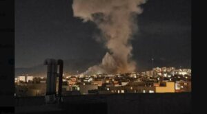 Nube de humo sobre la ciudad de Teher&aacute;n tras un ataque nocturno