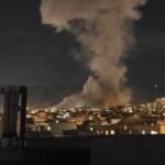 Nube de humo sobre la ciudad de Teher&aacute;n tras un ataque nocturno