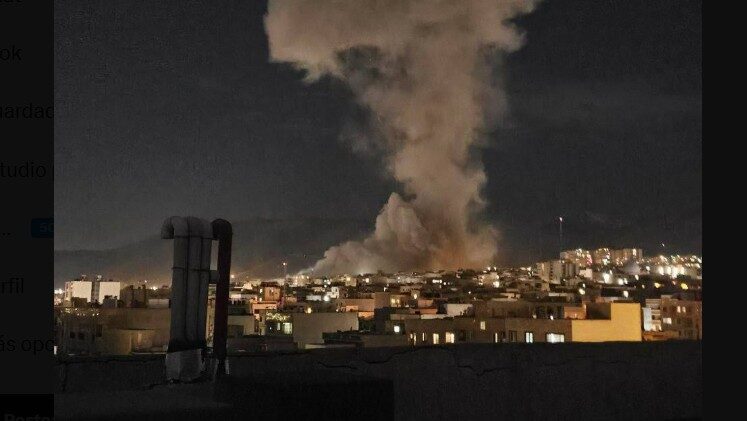 Nube de humo sobre la ciudad de Teher&aacute;n tras un ataque nocturno