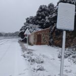 Paisaje nevado en Mallorca con se&ntilde;ales de tr&aacute;fico cubiertas de nieve