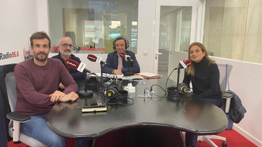 Cuatro analistas discutiendo en el estudio de esRadio Baleares
