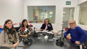 Cuatro tertulianos discutiendo en el estudio de esRadio Baleares